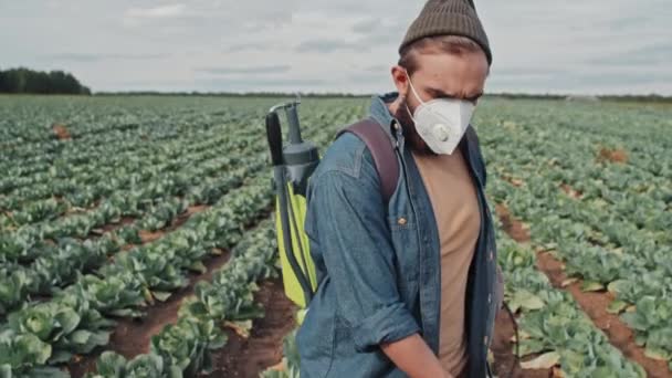 Невпізнаваний Молодий Чоловік Який Працює Фермерському Полі Носить Захисну Маску — стокове відео