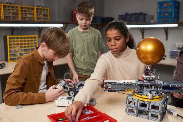 Barn som bygger robotar på robotskolan — Stockfoto