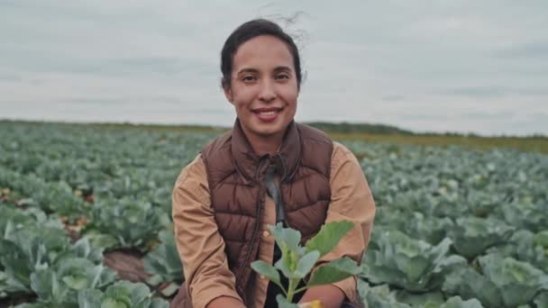 Średni Portret Młodej Dorosłej Kobiety Cieszącej Się Pracą Gospodarstwie Rolnym — Wideo stockowe