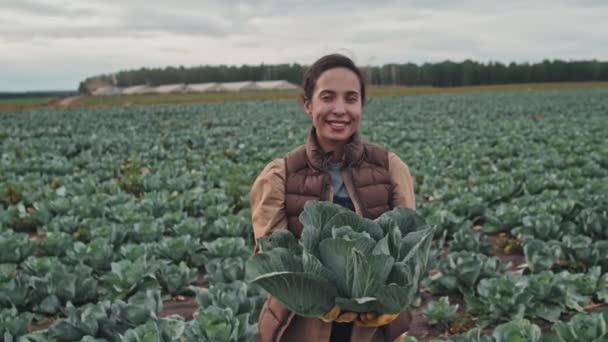 Горизонтальний Середньо Портретний Знімок Молодої Дорослої Жінки Стоїть Фермі Поданий — стокове відео