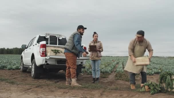 Långtidsbilder Unga Män Som Köper Grönsaker Bönder Som Lastar Lådor — Stockvideo