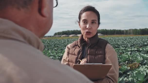 Přes Rameno Záběry Dvou Farmářů Stojících Zelném Poli Diskutujících Plánech — Stock video