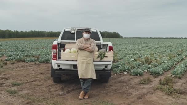 Zoomaufnahme Von Nicht Wiederzuerkennenden Reifen Landarbeitern Mit Maske Die Mit — Stockvideo