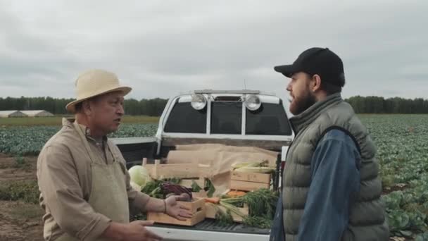 Modern Mogen Asiatisk Bonde Säljer Grönsaker Till Ung Kaukasisk Man — Stockvideo