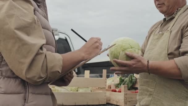 Travailleur Agricole Mature Démontrant Qualité Des Légumes Cliente Debout Devant — Video