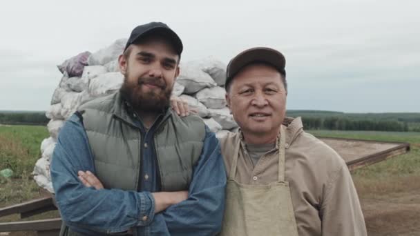 Kameraya Gülümseyen Patates Çuvallarının Karşısında Duran Modern Tarım Işçilerinin Yatay — Stok video