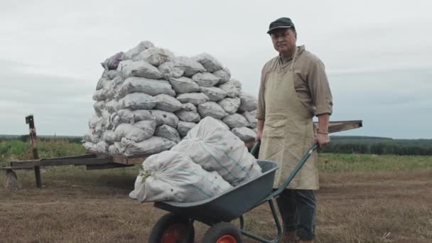 Mittlere Langzeitaufnahme Eines Reifen Asiatischen Landarbeiters Der Mit Einem Wagen — Stockvideo