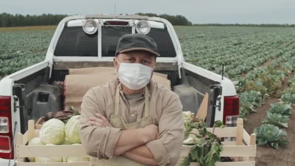 Tanımlanamayan Olgun Çiftlik Sahibinin Kollarını Kamyona Bağlayıp Kameraya Bakarken Çekilmiş — Stok video