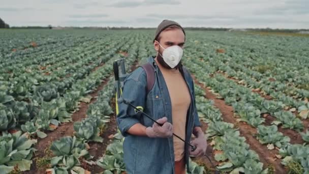 Nagylátószögű Közepes Portré Felismerhetetlen Fiatal Felnőtt Mezőgazdasági Dolgozó Maszkot Visel — Stock videók