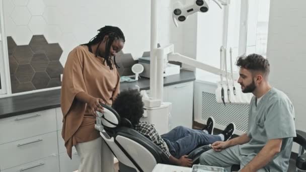 Genç Siyahi Kadının Ilkokul Çağındaki Oğlunu Hastasına Şeker Diş Ipi — Stok video