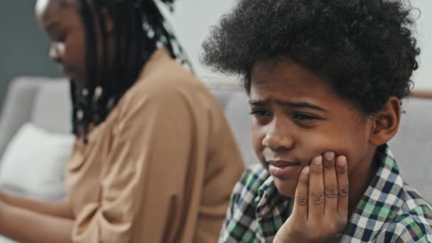 Close Black Sepuluh Tahun Anak Laki Laki Memiliki Sakit Gigi — Stok Video