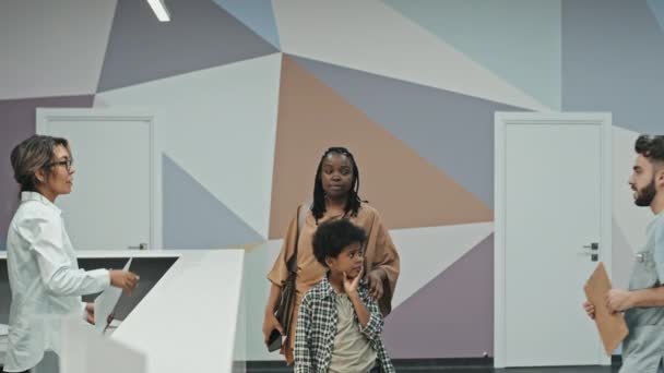 Médium Jovem Mãe Negra Menino Dez Anos Com Dor Dente — Vídeo de Stock