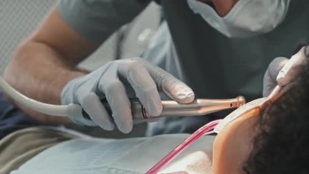 Bajo Ángulo Recortado Médico Masculino Con Máscara Guantes Tratamiento Los — Vídeo de stock