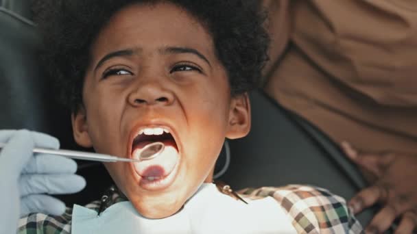 Крупный План Симпатичного Чернокожего Мальчика Младшего Возраста Сидящего Стоматологическом Кресле — стоковое видео