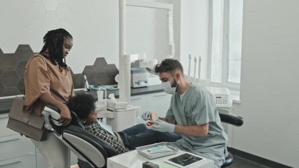 Medium Panjang Laki Laki Dokter Kaukasia Menunjukkan Gigi Palsu Untuk — Stok Video