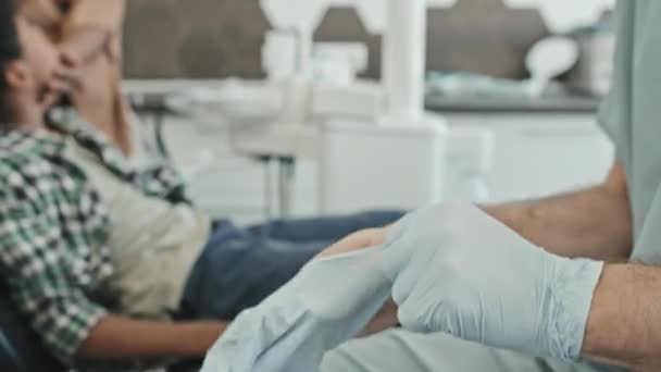 Önlük Giyen Işe Gitmeden Önce Eldiven Takan Beyaz Erkek Doktor — Stok video