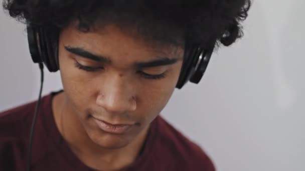 Gros Plan Jeune Musicien Noir Bouclé Portant Casque Auditif Appréciant — Video