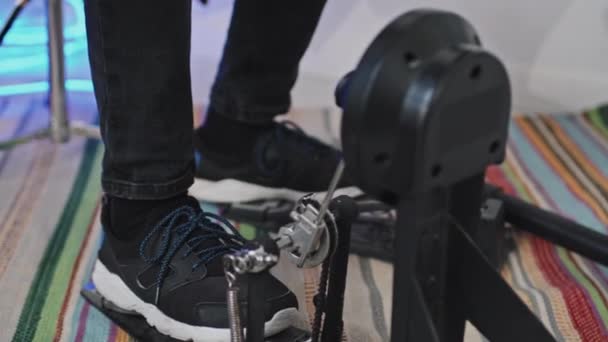 低角腿 无法辨认的人 穿着运动鞋 弹奏电子鼓 使用低音鼓踏板 — 图库视频影像