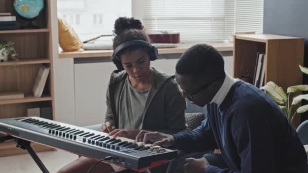 Mittleres Glückliches Mädchen Mit Kopfhörern Das Lernt Synthesizer Spielen Während — Stockvideo