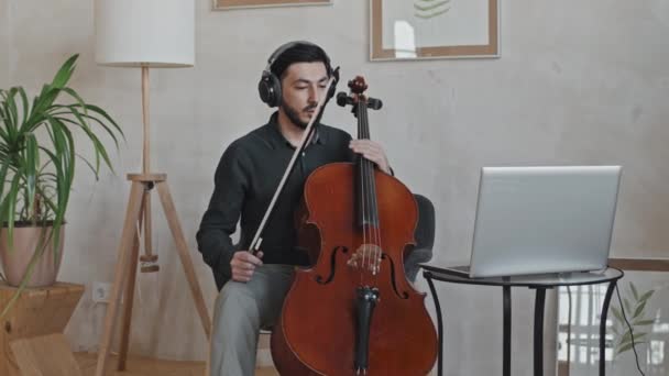 Medium Long Dark Haired Asian Man Wearing Ear Headphones Sitting — Stock Video