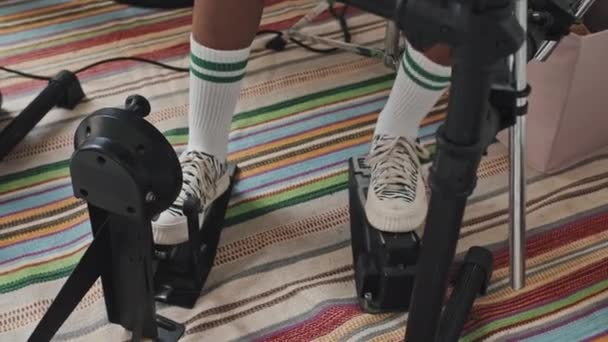 穿着运动鞋和高袜子 弹奏电子鼓 使用低音鼓踏板的学生的腿 — 图库视频影像