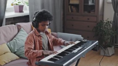 Orta boy Afrikalı Amerikalı çocuk.