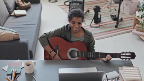 Alto Ângulo Menina Afro Americana Onze Anos Idade Que Tem — Vídeo de Stock