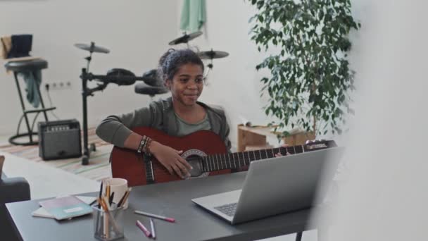 Gündüz Vakti Modern Dairesindeki Odasında Dizüstü Bilgisayarla Online Akustik Gitar — Stok video