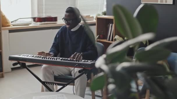 Μέτριο Μήκος Ευτυχισμένος Μαύρος Άνδρας Φορώντας Γυαλιά Και Ακουστικά Παίζοντας — Αρχείο Βίντεο