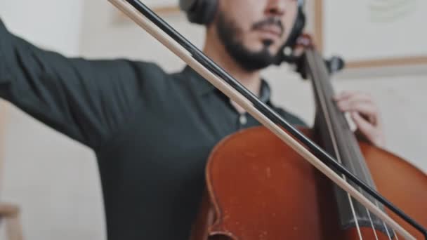 Låg Vinkel Suddig Manlig Professionell Musiker Spelar Kontrabas Med Båge — Stockvideo