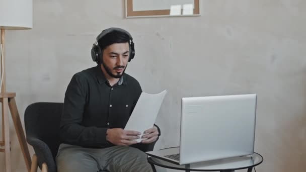 Média Longa Professor Asiático Vestindo Barba Fones Ouvido Ear Sentado — Vídeo de Stock