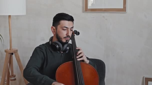 Tiltning Ner Unga Asiatiska Manliga Professionella Instrumentalist Bär Hörlurar Runt — Stockvideo