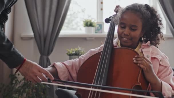 Niedriger Winkel Des Zehnjährigen Schwarzen Mädchens Das Nachmittags Hause Sitzt — Stockvideo