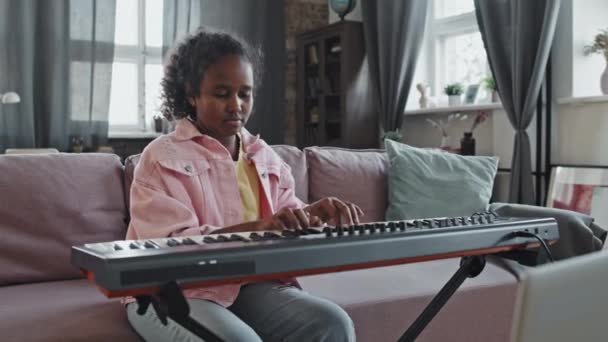 Médio Longo Bonito Menina Negra Dez Anos Idade Tocando Composição — Vídeo de Stock