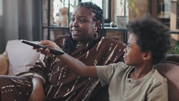 Inclinando Para Cima Para Baixo Jovem Mulher Negra Seu Filho — Vídeo de Stock