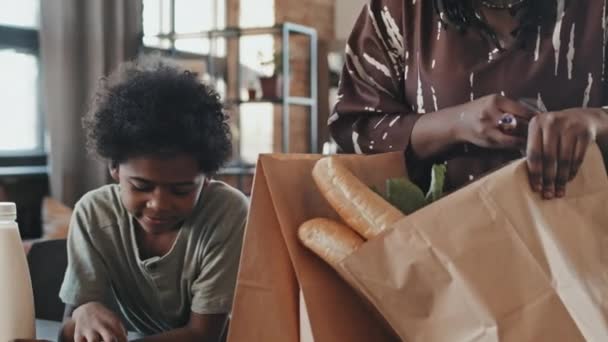 Evde Alışveriş Yaptıktan Sonra Yaşındaki Bir Çocukla Konuşan Yemek Masasında — Stok video