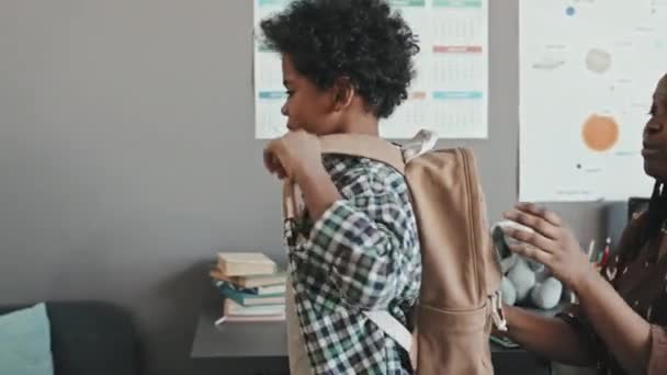 Vista Lateral Joven Mujer Negra Sentada Habitación Hijo Edad Elemental — Vídeos de Stock