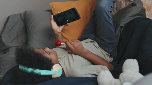 Niño Negro Diez Años Mediana Edad Con Auriculares Para Oreja — Vídeos de Stock