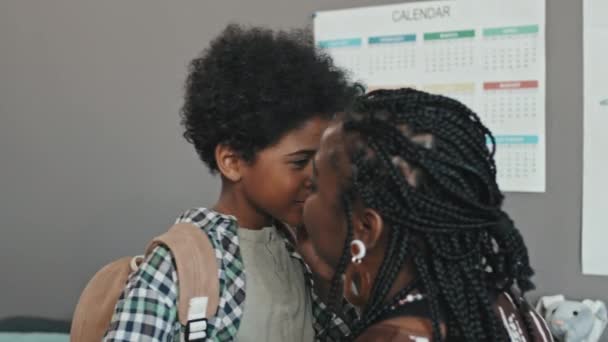 Sobre Hombro Joven Mujer Negra Sentada Habitación Hijo Edad Elemental — Vídeos de Stock