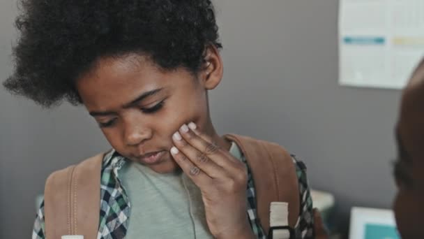 Sobre Ombro Close Mulher Negra Cortada Sentado Quarto Seu Filho — Vídeo de Stock