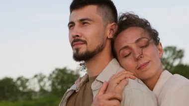 Çekici bir genç kadının portresi. Erkek arkadaşını kucaklıyor. Birlikte güzel vakit geçiriyorlar.