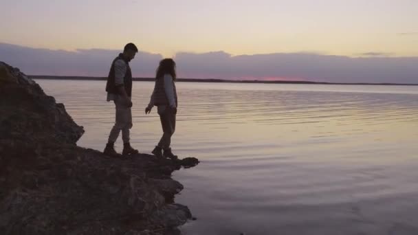 手で撮影映像の若い男と女で愛支出夜で自然オン湖畔 — ストック動画