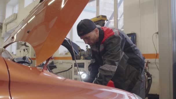 Mecánico Profesional Uniforme Guantes Examinando Motor Del Coche Bajo Capó — Vídeos de Stock