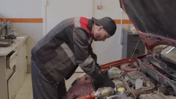 Mécanicien Uniforme Fixation Pièce Voiture Sous Capot Avec Outil Tout — Video