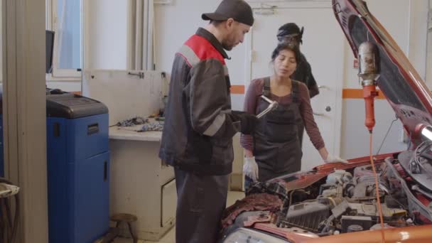 Caucásico Hombre Mujer Hispana Uniforme Pie Por Coche Con Capucha — Vídeos de Stock