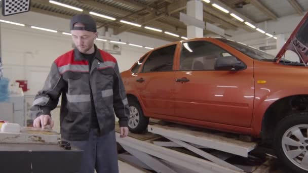 Camminando Meccanico Nel Garage Servizio Automatico Premendo Pulsante Sul Pannello — Video Stock