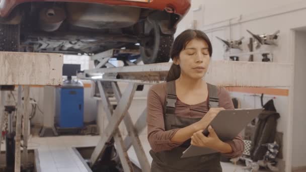 Retrato Bela Mulher Hispânica Tomando Notas Área Transferência Posando Para — Vídeo de Stock