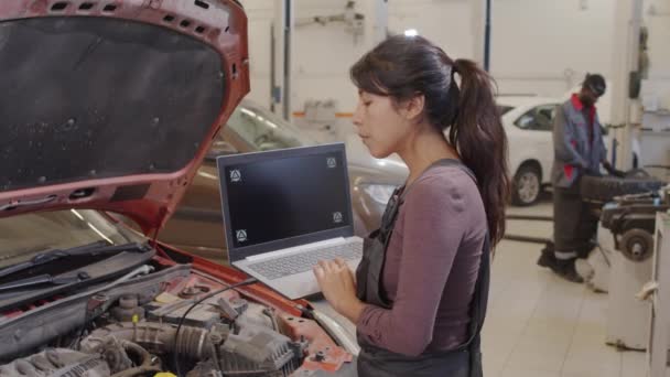 Mechanikerin Steht Mit Geöffneter Motorhaube Auto Und Benutzt Laptop Mit — Stockvideo