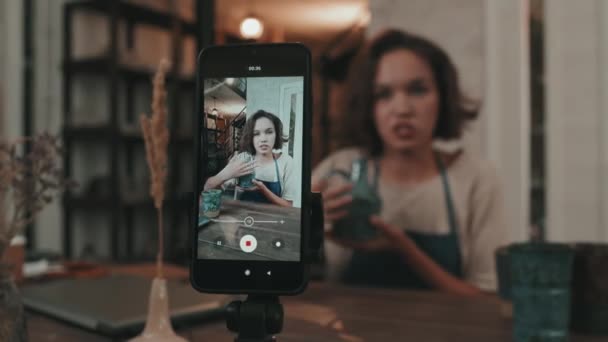 Selektiver Fokus Des Smartphones Auf Stativ Auf Tisch Werkstatt Aufnahme — Stockvideo