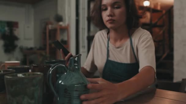 Κλίση Των Νεαρών Γυναικών Καυκάσιος Εργάτης Αγγειοπλαστικής Κάθεται Στο Τραπέζι — Αρχείο Βίντεο